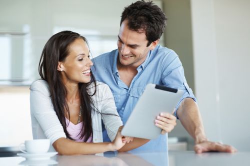 istock-couple-tablet